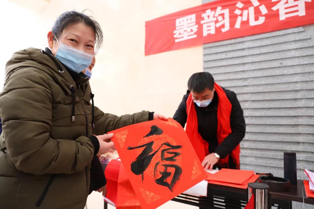 【翰墨迎春】宿遷市書法家協(xié)會書法家走進市鐘吾醫(yī)院寫春聯、送祝福(圖4) 【翰墨迎春】宿遷市書法家協(xié)會書法家走進市鐘吾醫(yī)院寫春聯、送祝福(圖4)