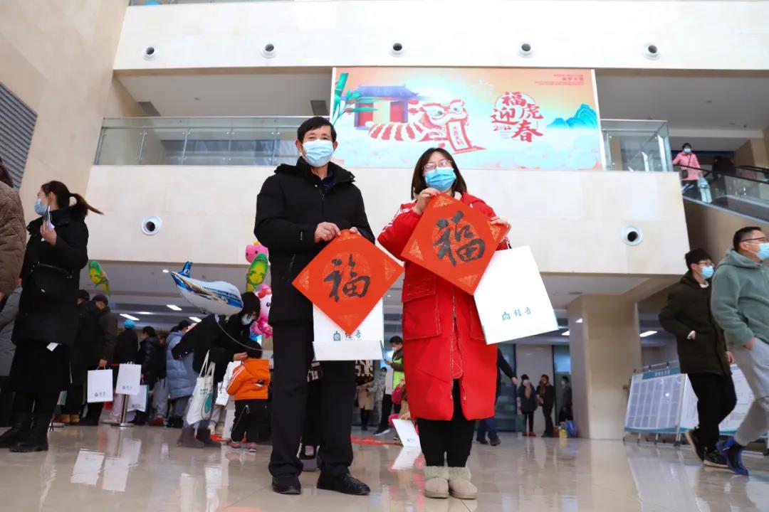 【翰墨迎春】宿遷市書法家協(xié)會書法家走進市鐘吾醫(yī)院寫春聯、送祝福(圖5) 【翰墨迎春】宿遷市書法家協(xié)會書法家走進市鐘吾醫(yī)院寫春聯、送祝福(圖5)